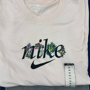 Nike Women's T-Shirt in Soft Pink